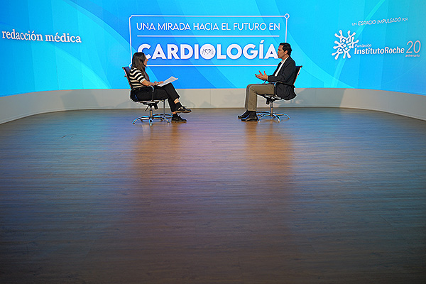 La periodista Elena González moderando la entrevista junto con el doctor Pablo García-Pavía.