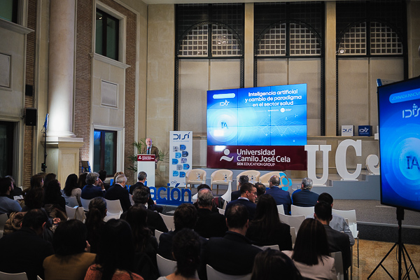 Un instante durante la bienvenida institucional de la jornada Inteligencia artificial y cambio de paradigma en el sector salud.