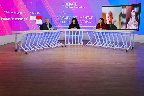 Un momento durante el debate: 'La figura del mentor en el DPC'. En el plató de Redacción Médica.