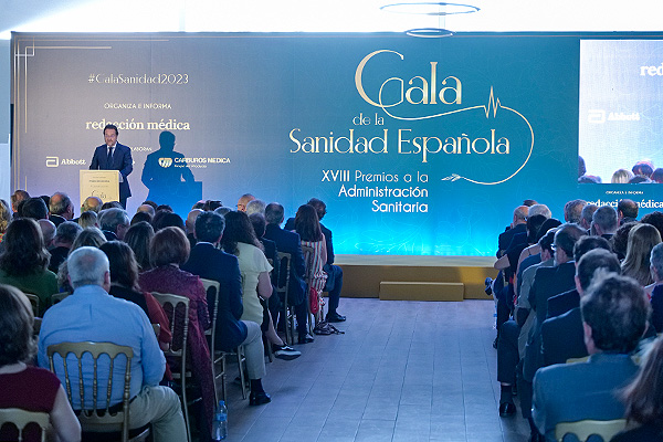 Fernando Prados recoge su galardón en la Gala de la Sanidad Española organizada por Redacción Médica.