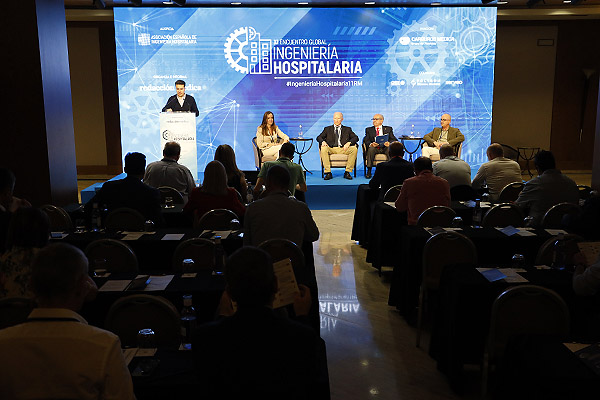 Aspecto de a sala durante la mesa 'Tres grandes reformas para tres grandes hospitales: La Paz, Costa del Sol y 12 de Octubre'.