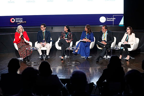Lourdes López, vicepresidenta de la Junta Directiva de Fenin, Davi Uemoto Da Silva, director Ejecutivo de ABRAIDI (Brasil); Ana Riquelme, directora ejecutiva de AMID (México); Marisol Sánchez, directora ejecutiva de ANDI (Colombia); Eduardo del Solar, director ejecutivo de APIS (Chile); y María Alejandra Salvo, gerente de CAPRODI (Argentina).