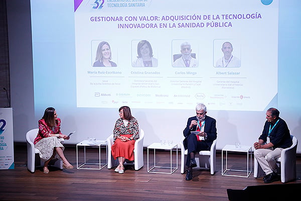 María Ruiz-Escribano, vocal de la Junta Directiva de Fenin; Cristina Granados, directora gerente del Hospital Universitario Son Espases (Palma de Mallorca).; Carlos Mingo, director gerente del Hospital Universitario Ramón y Cajal (Madrid). :y Albert Salazar, gerente del Hospital Universitario Vall d'Hebron (Barcelona).
