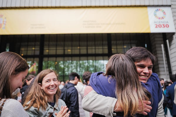 Abrazados de alegría durante toda la mañana de este 5 de Mayo, primer día de elección MIR.