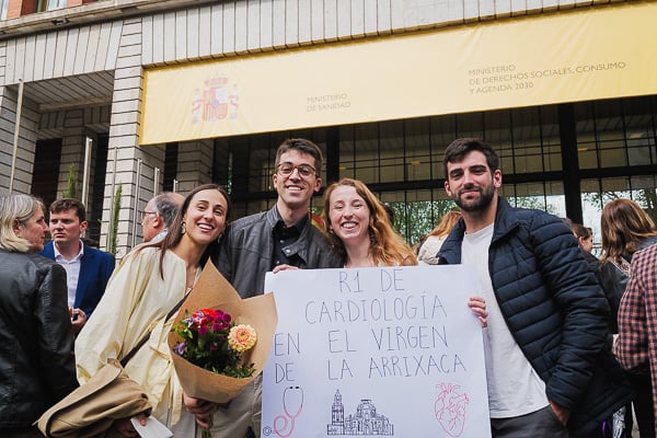 Amigos y carteles para celebrar una ocasión tan especial.