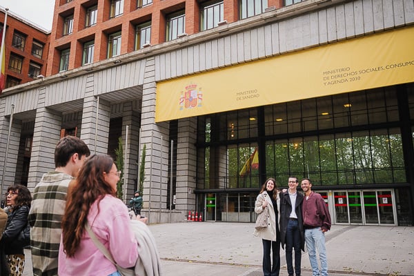 Los candidados que han ido llegando los primeros han aprovechado para hacerse fotos antes de su elección.