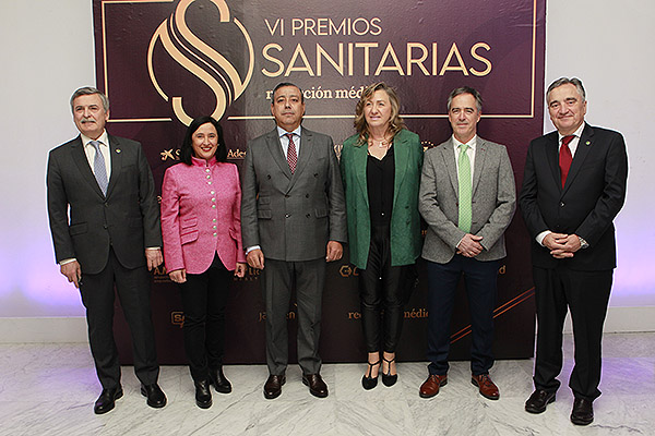 Francisco García, vicepresidente del Consejo General de Dentistas de España; Ana García, presidenta de la Comisión Científica del Colegio de Dentistas de Bizkaia; Óscar Castro; Argutzane Meruelo, presidenta del Colegio de Dentistas de Bizkaia; su esposo Fernando Bravo; y Joaquín De Dios, tesorero del Consejo General de Dentistas de España. 