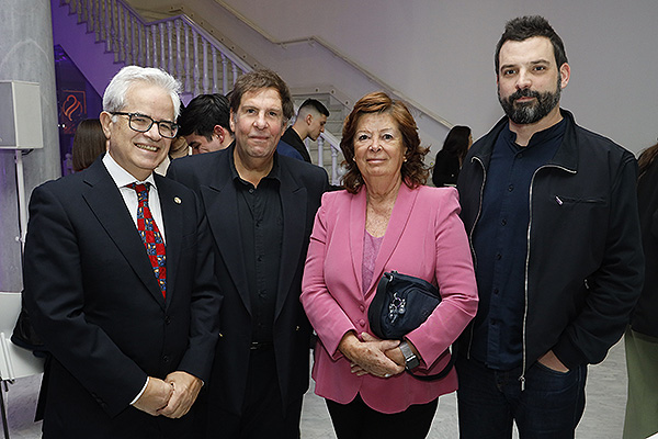 Antonio Salinas, investigador de la Universidad Complutense de Madrid (UCM); Ignacio Tamendi, hijo de María Vallet; María Vallet Regí, catedrática de Química Inorgánica de la Facultad de Farmacia de la UCM; y Daniel Lozano, investigador de la UCM.