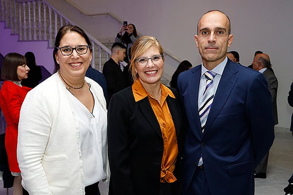 Natalia Armstrong, directora de comunicación de Angelini Pharma; Olga Insúa, directora general de Angelini Pharma; y Ricardo López.