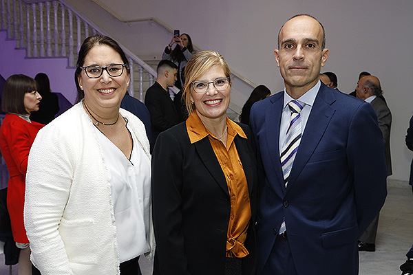 Natalia Armstrong, directora de comunicación de Angelini Pharma; Olga Insúa, directora general de Angelini Pharma; y Ricardo López.