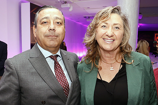 Óscar Castro con Agurtzane Meruelo, secretaria del Consejo de Dentistas de España y presidenta del Colegio de Dentistas de Bizkaia.