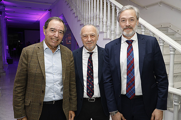 Carlos Ibares, director de Cardiva; José María Pino; y Agustín Rivero, director de Traumatología de Cardiva.