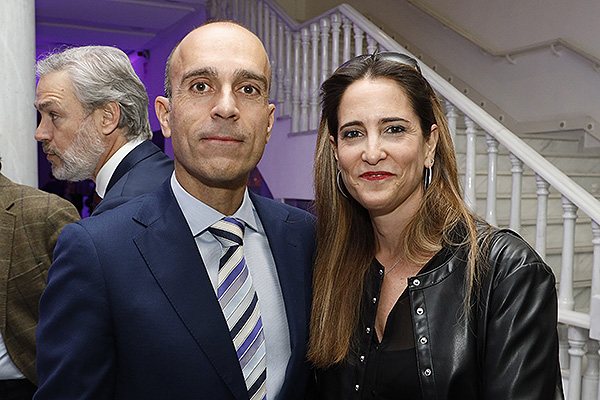 Ricardo López, director general de Sanitaria 2000, con Eva Sacristán Romero, directora de Comunicación de los hospitales Fundación Jiménez Díaz, Rey Juan Carlos, Infanta Sofía y General Villalba de Madrid. 