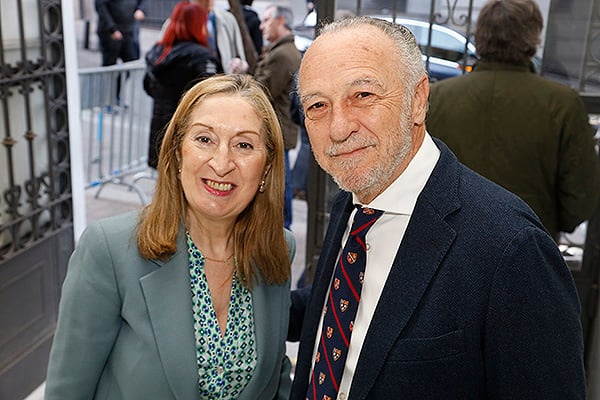 Ana Pastor, vicepresidenta segunda del Congreso de los Diputados, junto a José María Pino. 