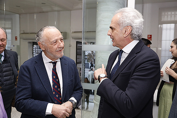 José María Pino recibe a Enrique Ruiz Escudero. 