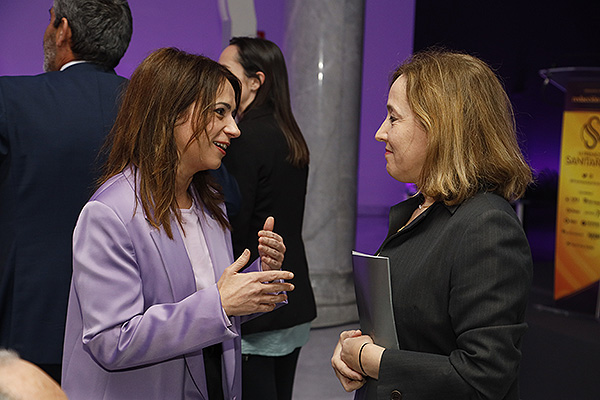 Silvia Calzón charla con Eloisa del Pino, presidenta del CSIC.