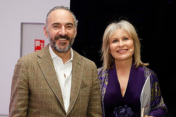 Julián Zabala, CEO de Alabra, con la presentadora de los VI Premios Sanitarias, María Rey. 
