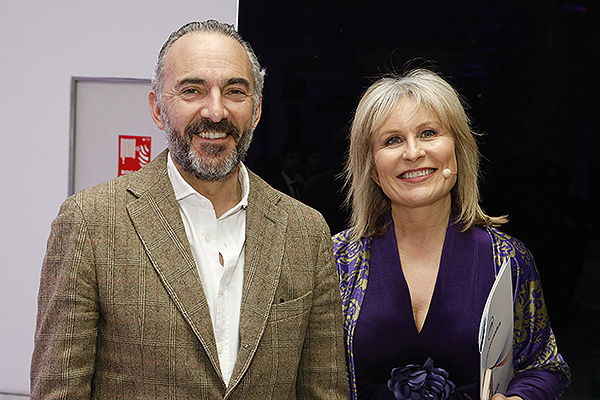 Julián Zabala, CEO de Alabra, con la presentadora de los VI Premios Sanitarias, María Rey. 