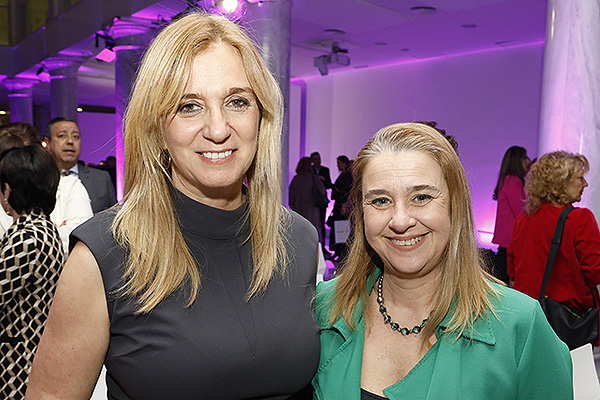 Ana Prieto con Natividad Calvente, directora de relaciones institucionales de Novartis.