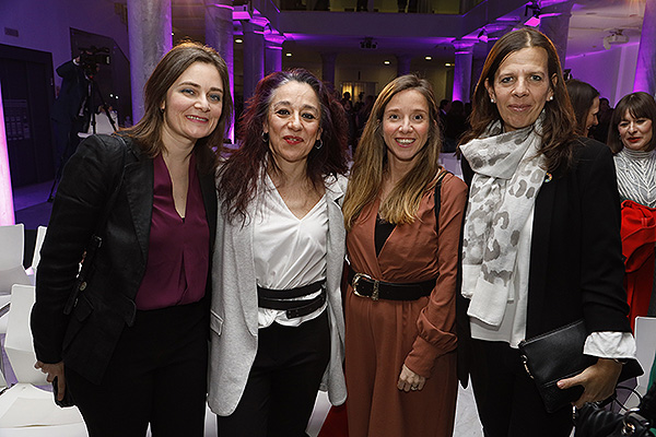 Blanca Botella, asesora de la Secretaría de Estado de Sanidad; Marisa Barrios, responsable de Prensa de SEOM; Margarita Sopena, responsable del departamento de Comunicación de Fenin; y Susana Reverter, jefa de Comunicación del Hospital La Paz de Madrid.