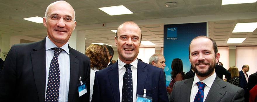 Ricardo de Bedoya, director del Hospital La Zarzuela de Sanitas; Carlos Díez, director del Hospital La Moraleja de la misma compañía; y Roberto Lapieza, director comercial de la Clínica Universitaria de Navarra,