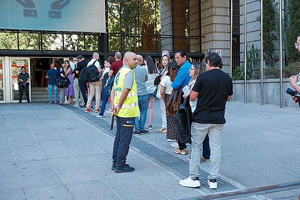 La seguridad del Ministerio se ha encargado de hacer una cola para poder acceder al examen.