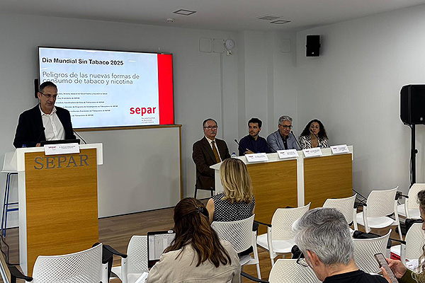 David de la Rosa, presidente de Separ, Carlos A. Jiménez, primer coordinador del Área de Tabaquismo, Pedro Gullón, Director General de Salud Pública del Ministerio de Sanidad, Mariano Pastor, presidente de la Federación Nacional de Asociaciones de Pacientes Alérgicos y Respiratorios; y Eva de Higes, Directora de la Revista Prevención del Tabaquismo de SEPAR.