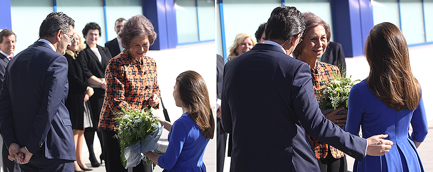 Desde HM Hospitales entregan un ramo de flores a doña Sofía.
