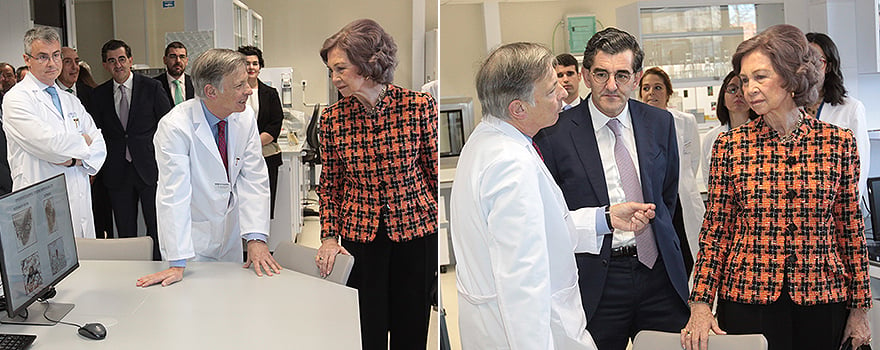 El profesor Obeso junto a Abrca Cidan enseña a S.M.La Reina Doña Sofía el centro de investigación HM CINAC. En la imagen de la izquierda Santiago Ruiz de Aguiar, director médico de HM Puerta del Sur observa la situación.