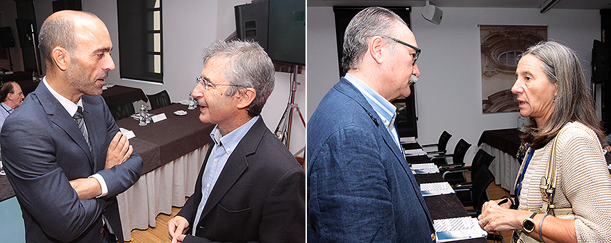 Izquierda: Ricardo López, director general de Sanitaria 2000 charla con Luis Carretero, gerente del Departamento de Salud de Denia. Derecha: Carlos Jiménez con Francisca Lourdes Márquez Pérez.