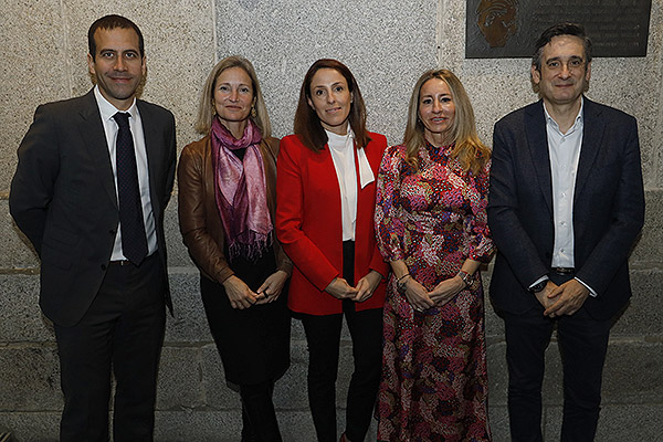 Román Latorre, director general de Sobi; Iciar Martínez López; Raquel Fernández, responsable de Acceso y Relaciones Instituciones de Sobi; Beatriz Perales y Víctor Jiménez Yuste.