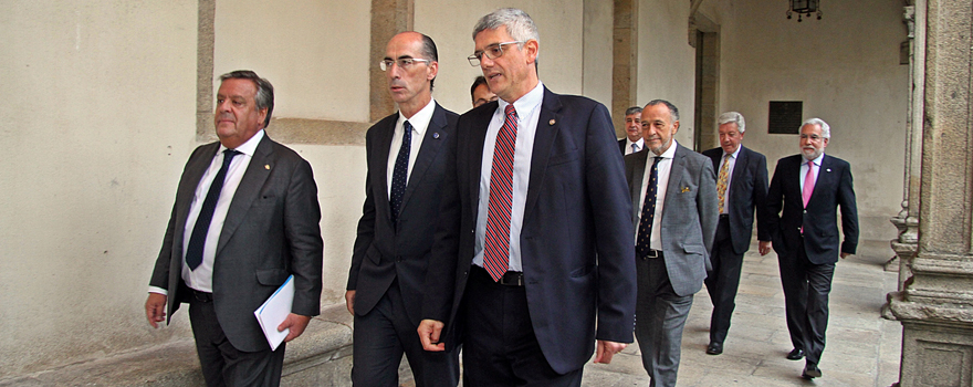 En primer término Julio Ancochea, presidente de Asomega; Jesús Vázquez Almuíña, consejero de Saniad de la Xunta de Galicia; y Bartolomé Burguera, ganador del Premio Nóvoa Santos. Tras ellos, José María Pino, presidente de Sanitaria 2000, y Miguel Ángel Santalices, presidente del Parlamento de Galicia.