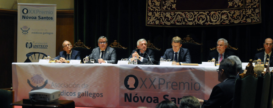 De izquierda a derecha, Gabriel Núñez, de Uniteco; Julio Ancochea, presidente de Asomega; Juan Viaño, rector de la Universidad de Santiago; Alberto Núñez Feijóo, presidente de Galicia; Miguel Ángel Santalices, presidente del Parlamento de Galicia, y Jesús Vázquez Almuiña, consejero de Sanidad, en un momento de la entrega de premios Nóvoa Santos.