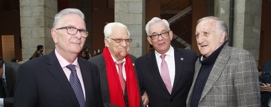 El diputado del PSOE, José Ángel Chamorro; el padre Ángel; el consejero de Sanidad, Jesús Sánchez Martos, y Álvaro Luis, periodista.