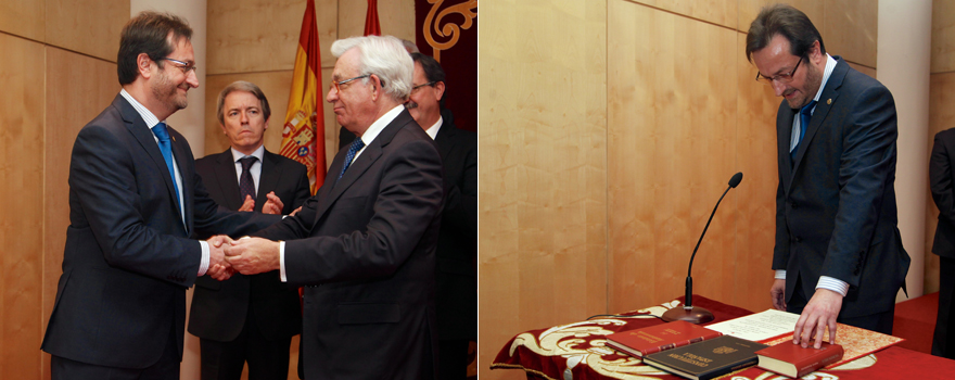 El consejero da la enhorabuena al nuevo director general. A la derecha, Prados jura el cargo ante la plana mayor de la Consejería.