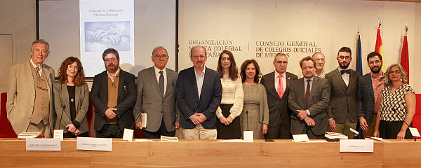 Foto de familia de los autores del 'Manual de la Relación Médico-Paciente' editado por la OMC con la colaboración de la Fundación Asisa.
