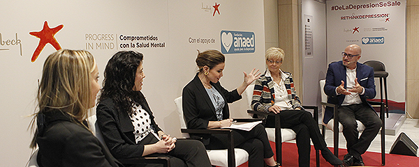 Sara Montero, directora de la Unidad de Sistema Nervioso Central de Lundbeck Iberia; Elena Ros, psiquiatra y directora clínica del Instituto Internacional de Neurociencias Aplicadas (IINA); Carme Chaparro, periodista; Julia Caballer, directora y médico de familia del Centro de Salud El Restón (Valdemoro-Madrid), y miembro del Grupo de Salud Mental de Semergen; y José Ramón Pages, coordinador de la Fundación Anaed.