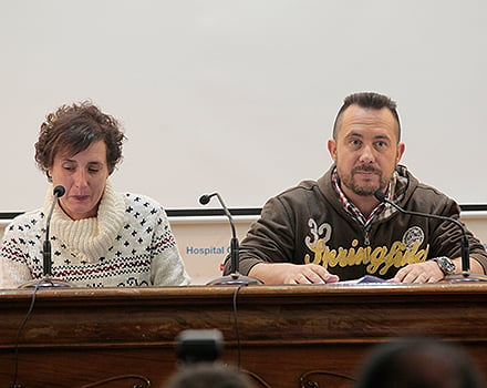 Teresa Romero y Javier Limón en la rueda de prensa tras ser dada de alta en octubre de 2014.