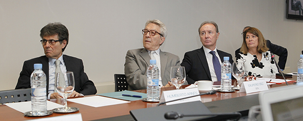 Humberto Arnés, Exuperio Díez, Martín Sellés y Carmen Valls durante el visionado del vídeo. 