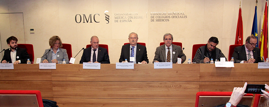 Aspecto de la mesa durante la rueda de prensa.