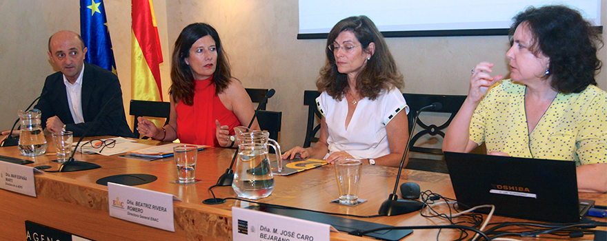 Andrés Calvo Medina, coordinador de Evaluación y Estudios Tecnológicos de la AEPD; la directora de la AEPD, Mar España; Beatriz Rivera, directora general de ENAC; y Mª José Caro Bejarano, inspectora de Datos.