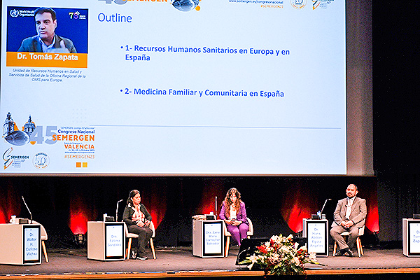 Tomás Zapata, asesor regional de recursos humanos en salud de la OMS en Europa durante su intervención.