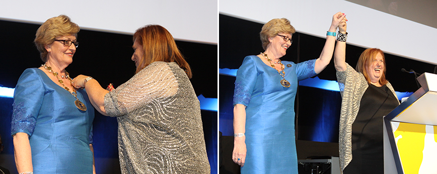 Judith Shamian entrega el collar presidencial a Annette Kennedy.