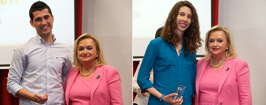 Jorge Martínez solano, número 1, y Marta García Montero, número 2, reciben el premio de mano de Díaz Aguilar.