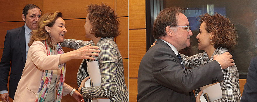 María Martín, consejera de Sanidad de La Rioja saluda a la ministra. A la derecha: Rafael Lletget, director del Gabinete de Estudios del Consejo General de Enfermería, saluda a la ministra.