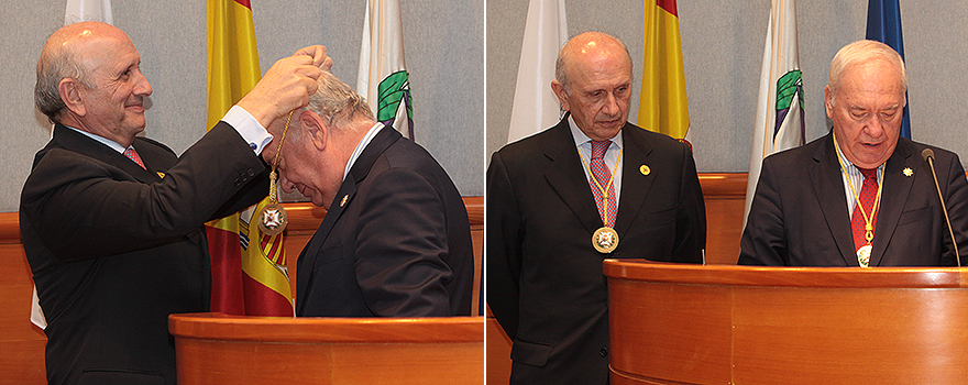 Máximo González Jurado entrega la medalla de presidente a Florentino Pérez Raya y observa cómo jura su cargo. 
