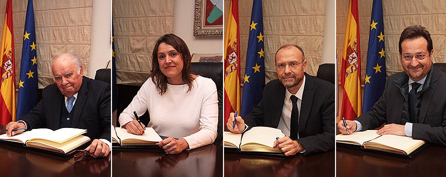 Enrique Iglesias, Cristina Muñoz, Julio Zarco y Fernando Prados, viceconsejero de Humanización de la Asistencia Sanitaria de la Comunidad de Madrid, firman el Libro de Honor de la Casa de Galicia.