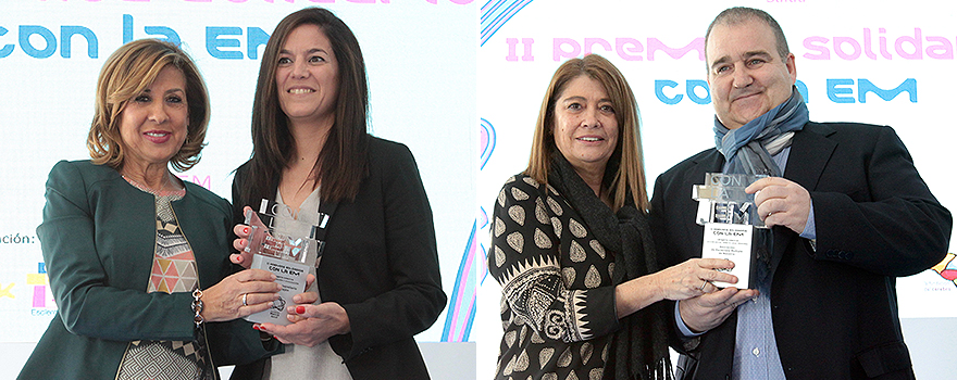 Carmen González sostiene el premio junto a María San José, del Hospital Universitario de Torrejón. Jose Antonio Villanueva, presidente de la Asociación de EM en Navarra posa con su galardón.