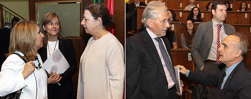 Carmen Ayuso, Consuelo Martín de Dios y Leticia Moral se saludan antes de la inauguración. A la derecha: Francisco Fernández-Aviles charla con Jesús Fernández Crespo.