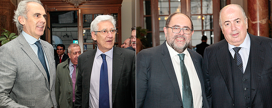 Enrique Ruiz Escudero con José Ramón Luis-Yagüe, responsable de relaciones con las comunidades autónomas de Farmaindustria; A la derecha, Carlos Moreno, director general de Ordenación Profesional. y Ricardo De Lorenzo. 